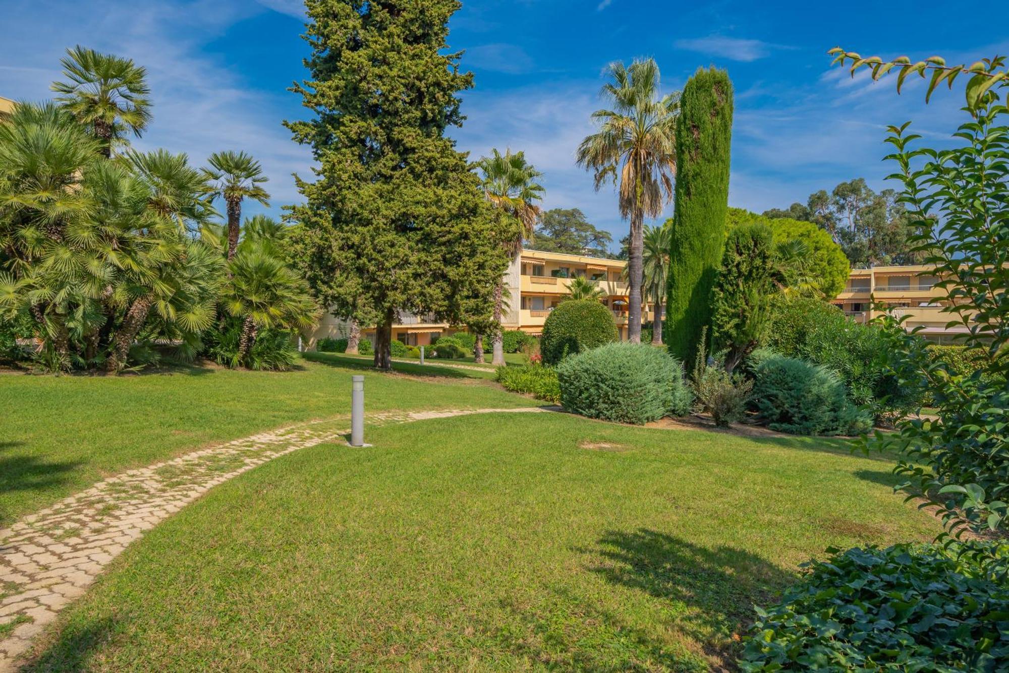 Les 15 Pins & La Mer -Your Green Getaway Near Sea & Beach Antibes Dış mekan fotoğraf